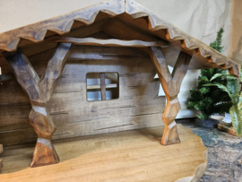 Kst-OUD-15: Kerststal met houtsnijwerk 28cm hoog