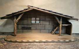 Kst-OUD-16: Kerststal met houtsnijwerk 31.5cm hoog