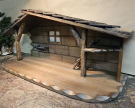 Kst-OUD-16: Kerststal met houtsnijwerk 31.5cm hoog