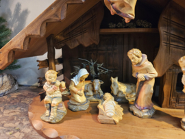 Kst-OUD-18: Kerststal met houtsnijwerk 37cm hoog