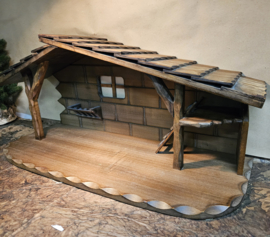Kst-OUD-16: Kerststal met houtsnijwerk 31.5cm hoog
