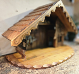 Kst-OUD-18: Kerststal met houtsnijwerk 37cm hoog