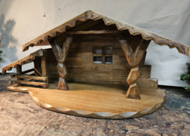 Kst-OUD-15: Kerststal met houtsnijwerk 28cm hoog