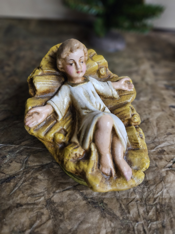 Krst-J34: Oud Jezuskind in kribje (13 cm)