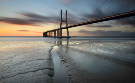Fotobehang City Bridge Portugal bij strand en zonsondergang