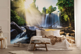Fotobehang Watervallen met doorkomende zon