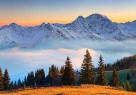 Fotobehang Besneeuwde bergtoppen met zonsondergang