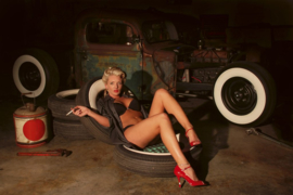 Fotobehang Glamour Girl in garage