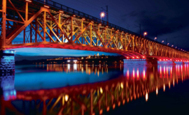 Fotobehang Brug over rivier bij avond