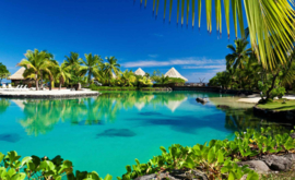 Fotobehang Tropisch Eiland met Palmbomen en Strandhutten