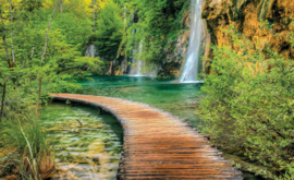 Fotobehang Wandelpad langs Waterval in Bergen