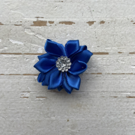 Satijnen bloem met strass flatback marine blauw 4cm.