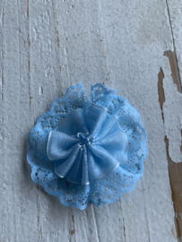 Kanten rozet/bloem licht blauw  6 cm