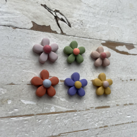 Bloem Madeliefje flatback diverse kleuren 2cm.