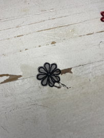 Bloem kanten madelief, diverse kleuren. 3.2cm.