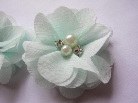 Bloem chiffon met parels & strass mint 5cm.