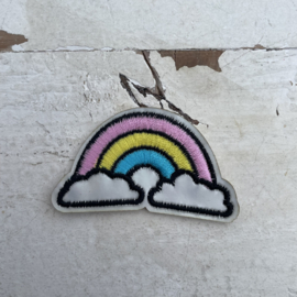 Strijkapplicatie regenboog wolk glimmend 6cm.
