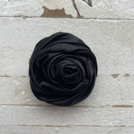 Bloem roos satijn zwart4cm.