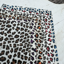 Leer PU panter met vlekken diverse kleuren.