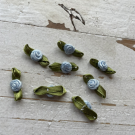 Roosjes met blad licht blauw 2.2cm.