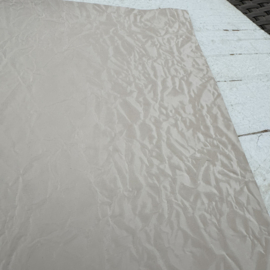 Leer kreuk motief parelmoer glinster beige.