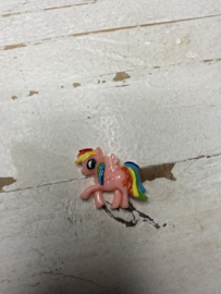Pony met vleugel en regenboog, roze.