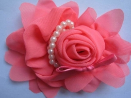 Bloem chiffon met parels & strikje neon pink 12cm.