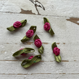 Roosje met blad fuchsia 3cm.