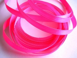 SB011 Satijnband fluor roze 6 mm