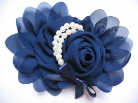 Bloem chiffon met parels & strikje navy 12cm.