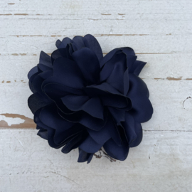 "Echte" bloem satijn donker blauw 10cm.