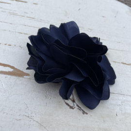 "Echte" bloem satijn donker blauw 10cm.
