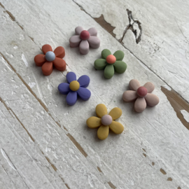 Bloem Madeliefje flatback diverse kleuren 2cm.