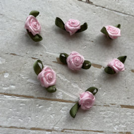 Roosjes met blad pastel roze 2cm.