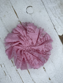 Rozet kanten bloem met vilt plak rondje diverse kleuren 6cm.