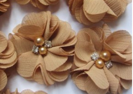 Bloem chiffon met parels & strass goud 5cm.