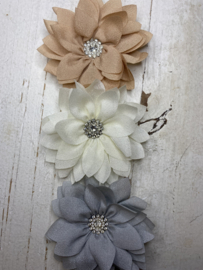 Bloem met strass rondje 9cm.