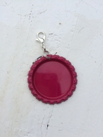 Bottlecap hanger fuchsia met hanger