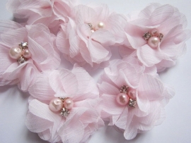 Bloem chiffon met parels & strass licht roze 5cm.