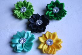 Satijnen bloem met strass flatback diverse kleuren 4cm.