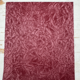 Leer kreuk motief parelmoer glinster bordeaux.