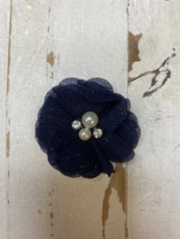 Bloem glitterchiffon donkerblauw met parel & strass 5cm.