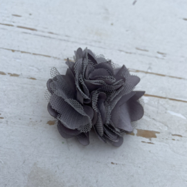 Stoffen satijn bloem grijs 5cm.