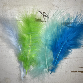 Pluizige veren groen, licht blauw, blauw en mint.