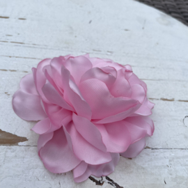 "Echte" bloem satijn licht roze 10cm.