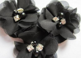 Bloem chiffon met parels & strass zwart 5cm.