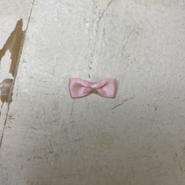 Klassieke strik diverse kleuren. 2.4cm.