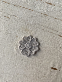 Bloem met open gehaakt blad, 2.5 cm.