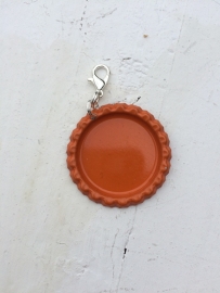 Bottlecap hanger oranje met hanger