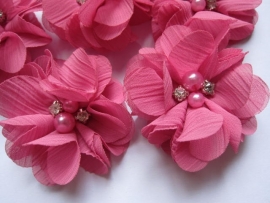 Bloem chiffon met parels & strass bubblegum pink 5cm.